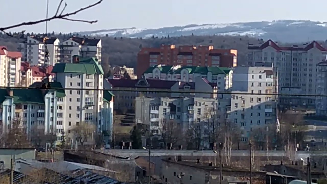 Електропоїзд Львів-Трускавець їде через ліс
