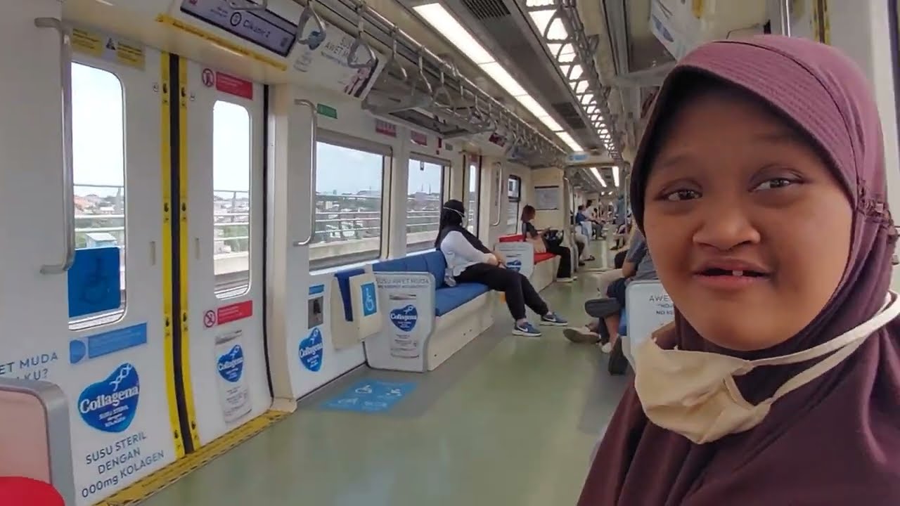 JALAN JALAN NAIK LRT DARI STASIUN HALIM