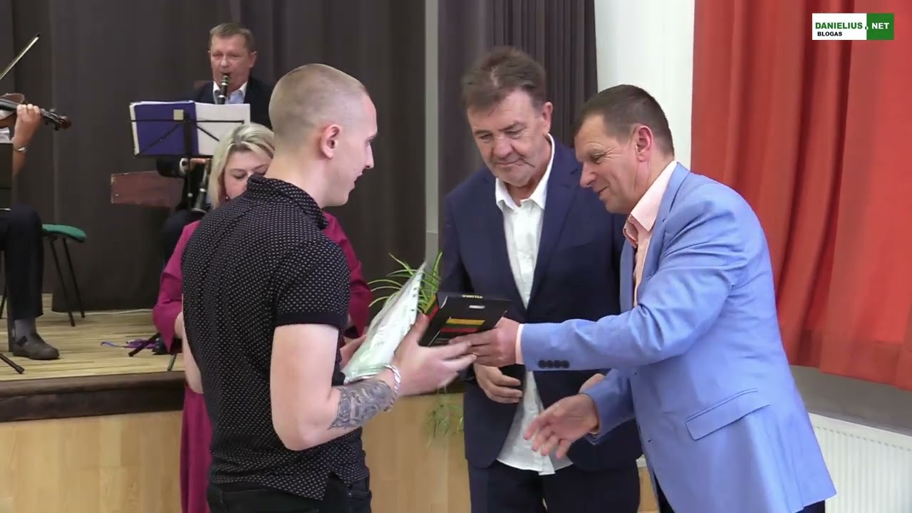 Piva&scaron;iūnų gimnazijoje įteikti atestatai abiturientams 2022