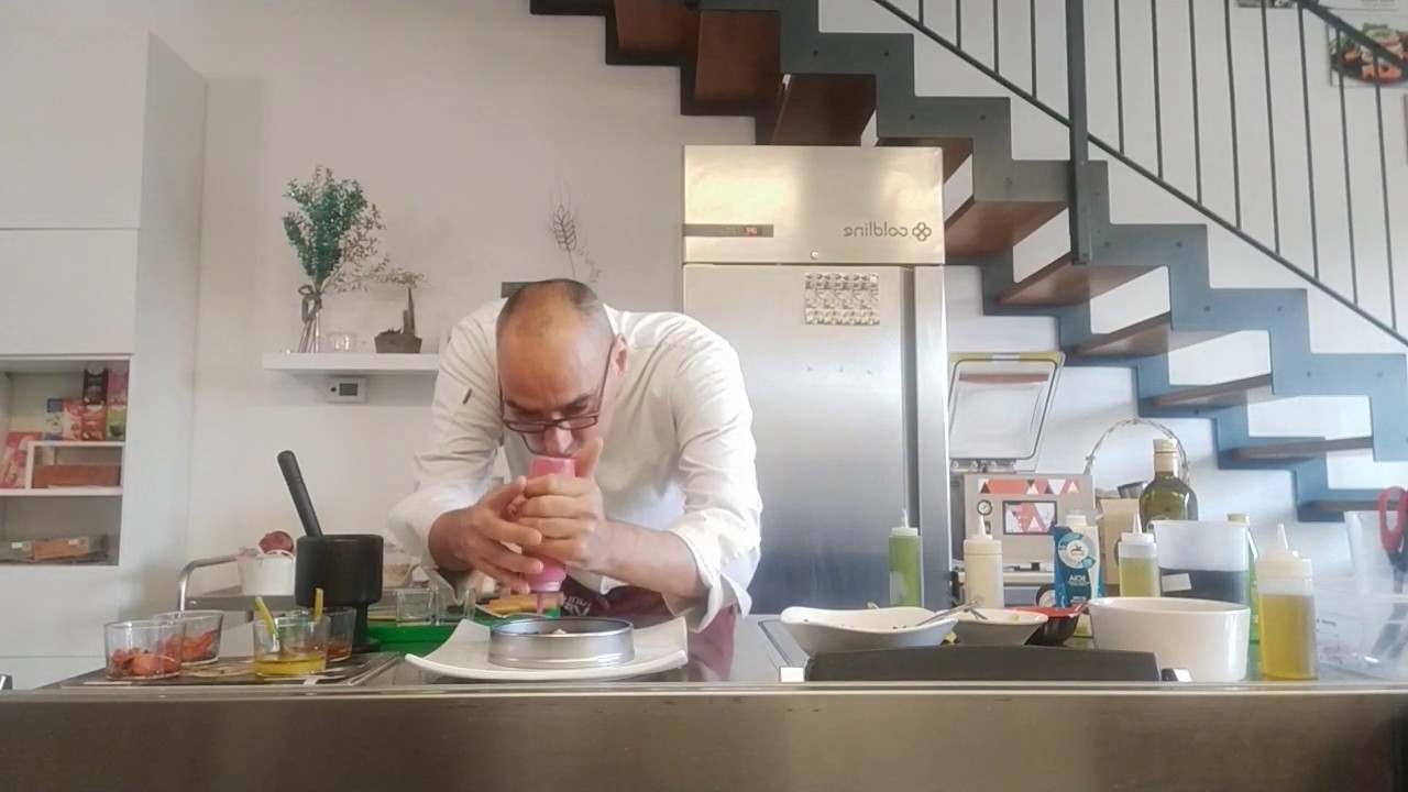 In cucina con Simone Salvini: Riso Nerone con oli aromatizzati e maionese vegetale