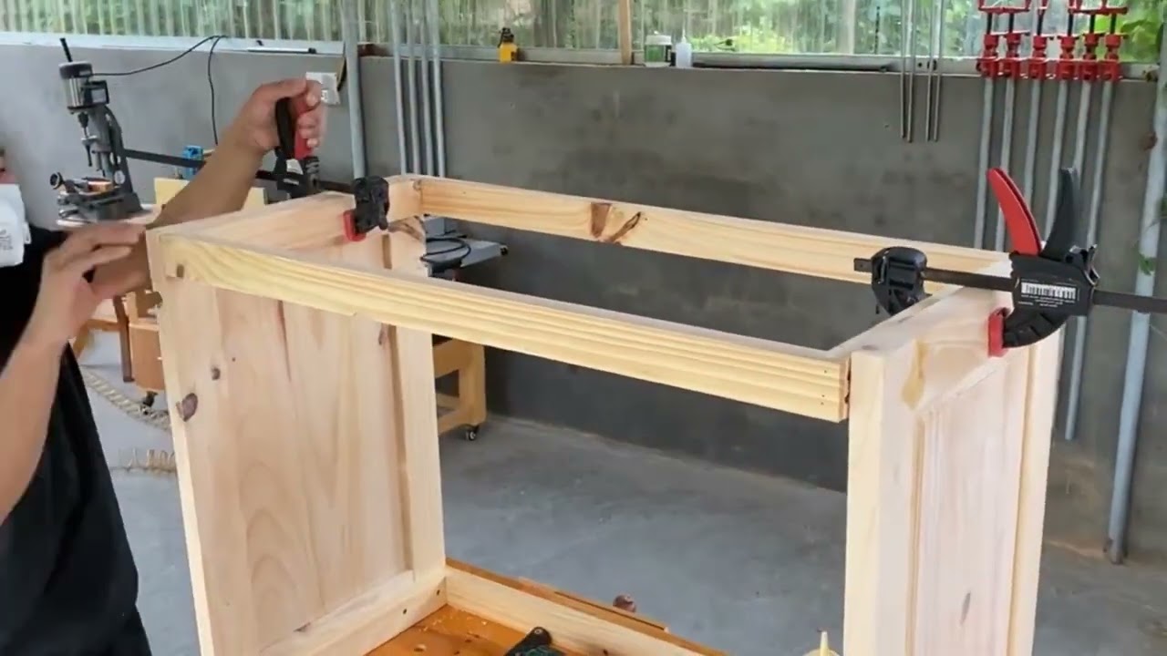 5分钟了解木工师傅制作实木鞋柜的过程，师傅说这个鞋柜值1万块