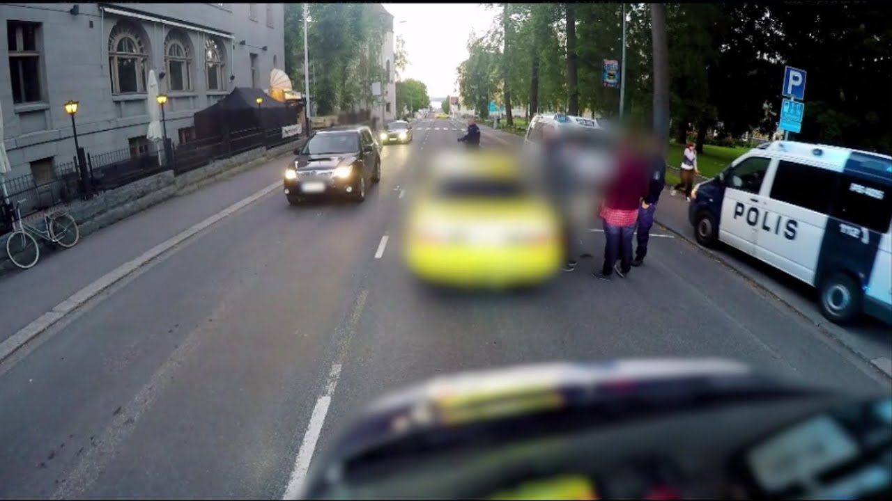 Tappelu keskellä tietä - Poliisit Kuopio