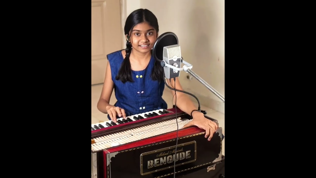 Zindagi ke safar mein guzar jate hai Jo maqaam... Wo fir nahi aate.. My favourite bollywood song..