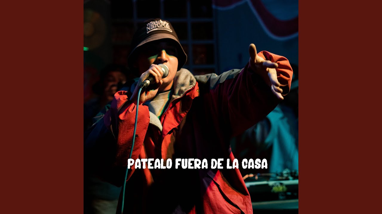 Patealo Fuera de la Casa