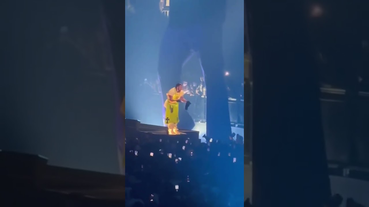 Drake perfoming Pipe Down as the special song in Atlanta.