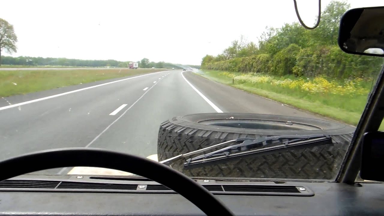 Land Rover 109 diesel flat out