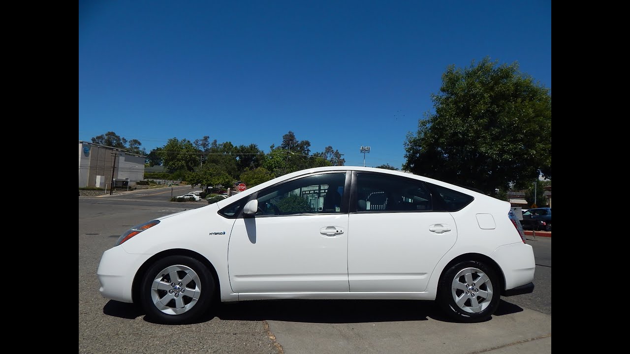 Подробный видеообзор гибридного хэтчбека Toyota Prius Touring 2007 года: