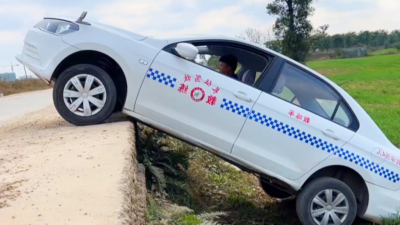 Don't Panic If Your Vehicle Falls Into A Mud Pit, Do This Like An Experienced Driver