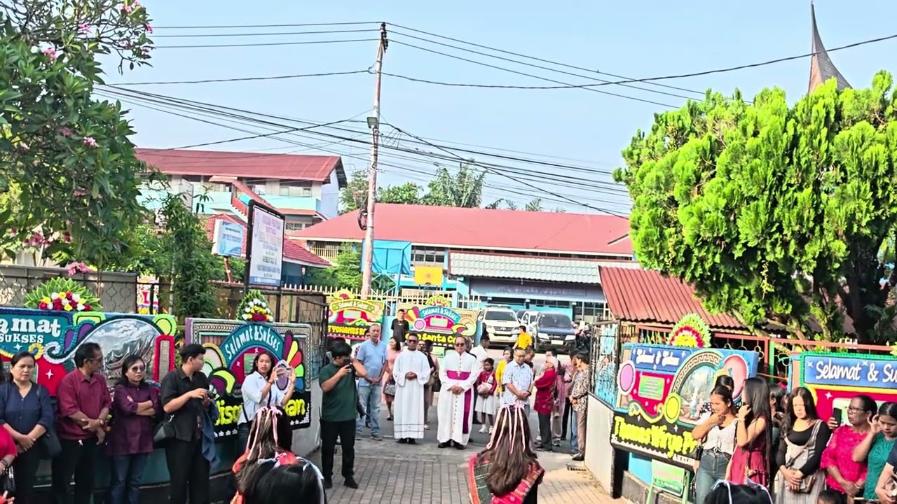 Penyambutan bapa uskup di paroki St fidelis a sigmarinda Payakumbuh 