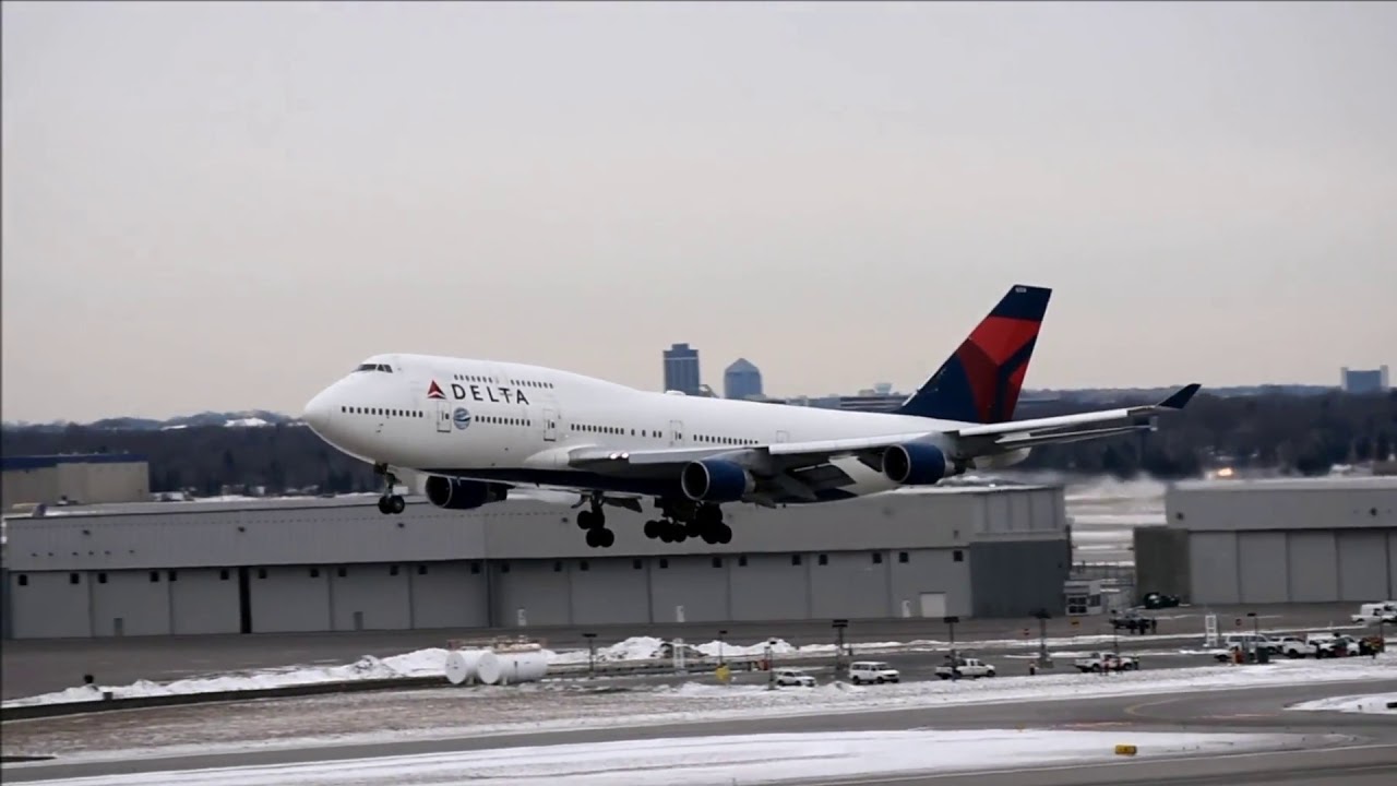 Delta 747 Fly By MSP