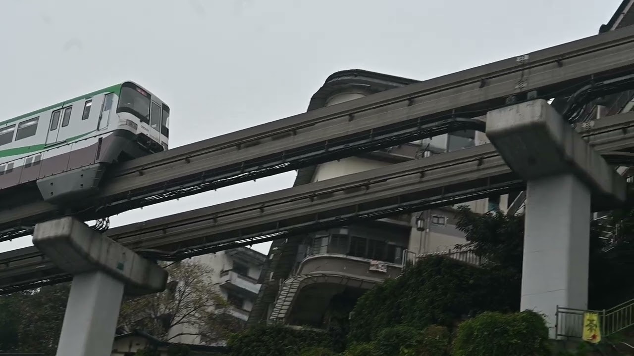 火車穿过高楼大廈