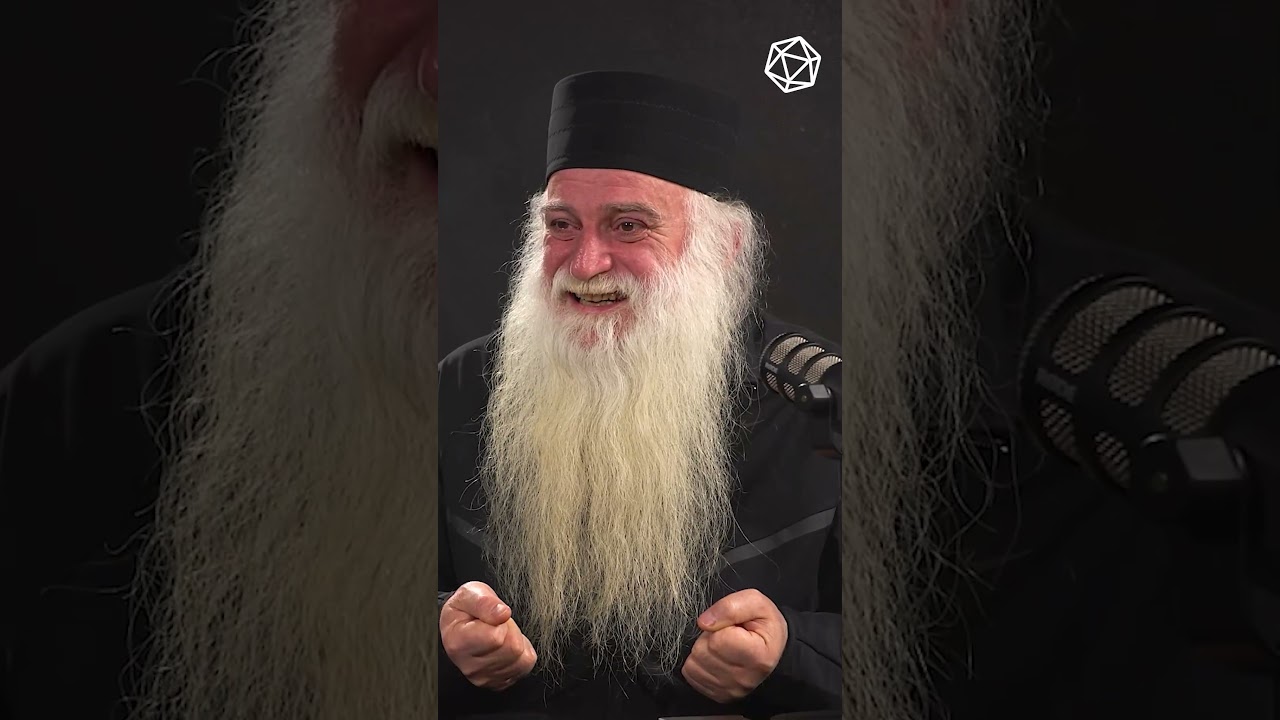 მსოფლიო პატრიარქი დიმიტრიუსის ნაჩუქარი ჯვარი მაჩუქა- არქიმანდრიტი დოროთე ყურაშვილი ილია II- ზე