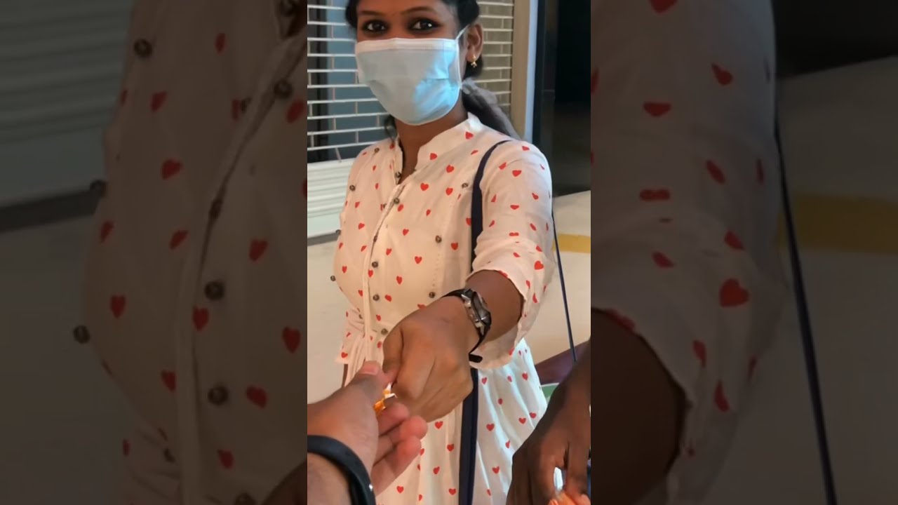 Giving chocolates 🍬 to strangers at Mall 🛍 and seeing how People React! 🤩 👊🏻 #shorts