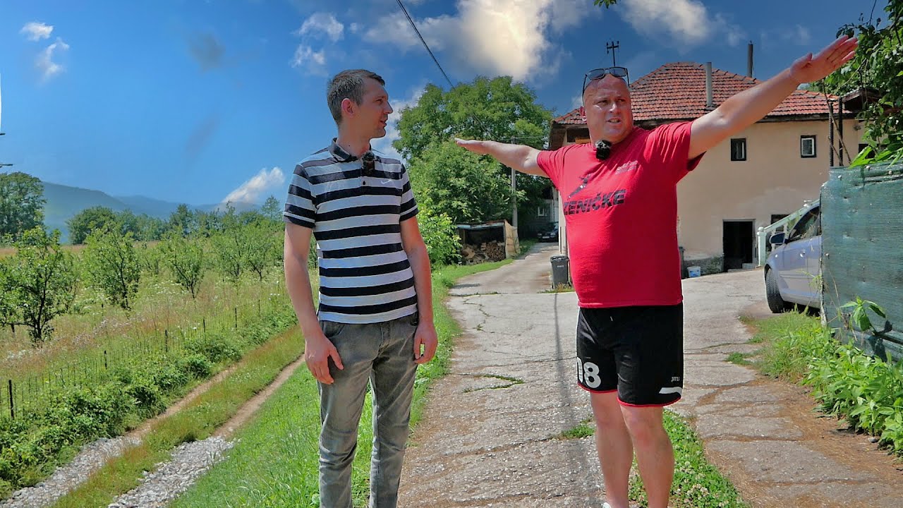 Glavom razbija tanjure, obara stabla, ruši zidove... u svome selu je glavni baja!