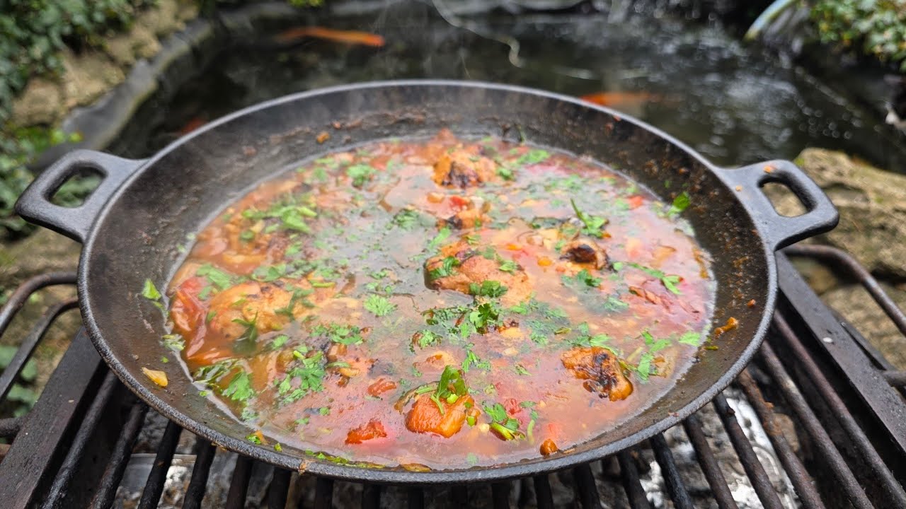 Saramură de pui si legume coapte facută pe jar.