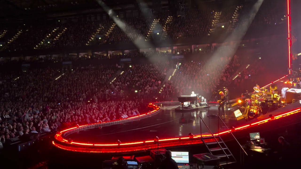 standing ovation for Elton John at the Barclays Arena in Hamburg HDR May 2023