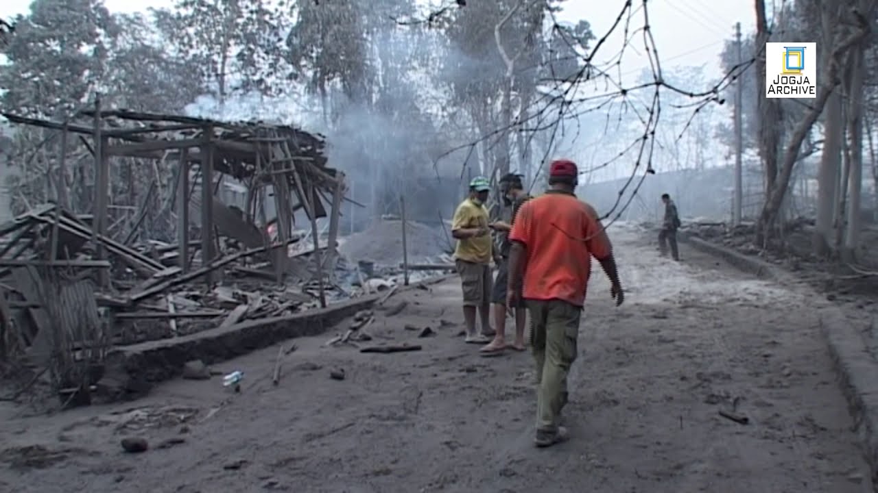 Jogja Archive | EVAKUASI WARGA BRONGGANG PADA ERUPSI MERAPI 5 NOVEMBER 2010