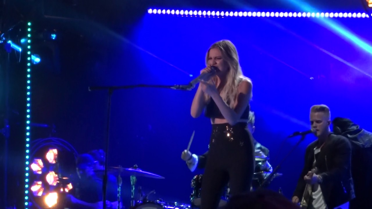 Kelsea Ballerini sings new song 