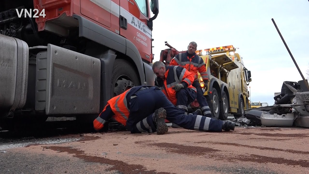 28.11.2018 - VN24 - LKW-Unfall auf A2 bei Bergkamen - Sattelzug auf Sattelzug