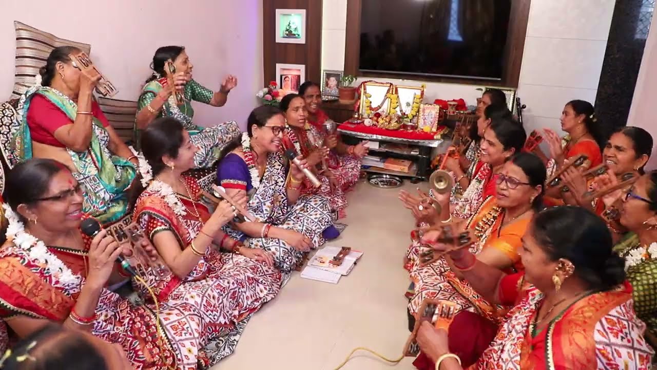 બે પૈડાં નું ગાળું લઈને તારે દ્વારે (લખેલું છે)