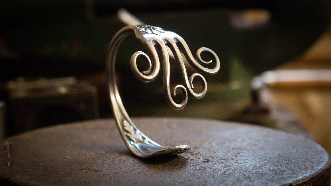 Transformation d'une fourchette en bracelet.
