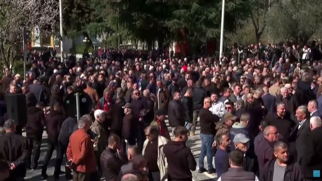 Top Channel/ Protesta para Parlamentit, mbështetësit e PD ndjekin seancën përmes një ekrani gjigant