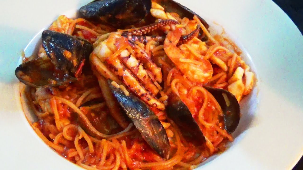 해물 토마토 파스타 (seafood pasta in marinara sauce)