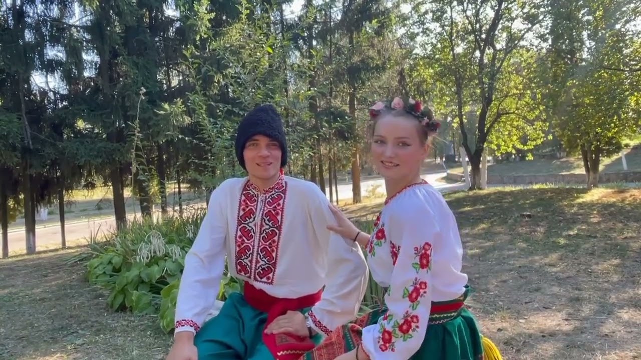 Ой, чий то кінь стоїть