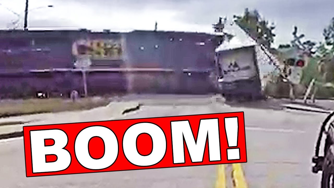 Поезд врезался в грузовик с едой