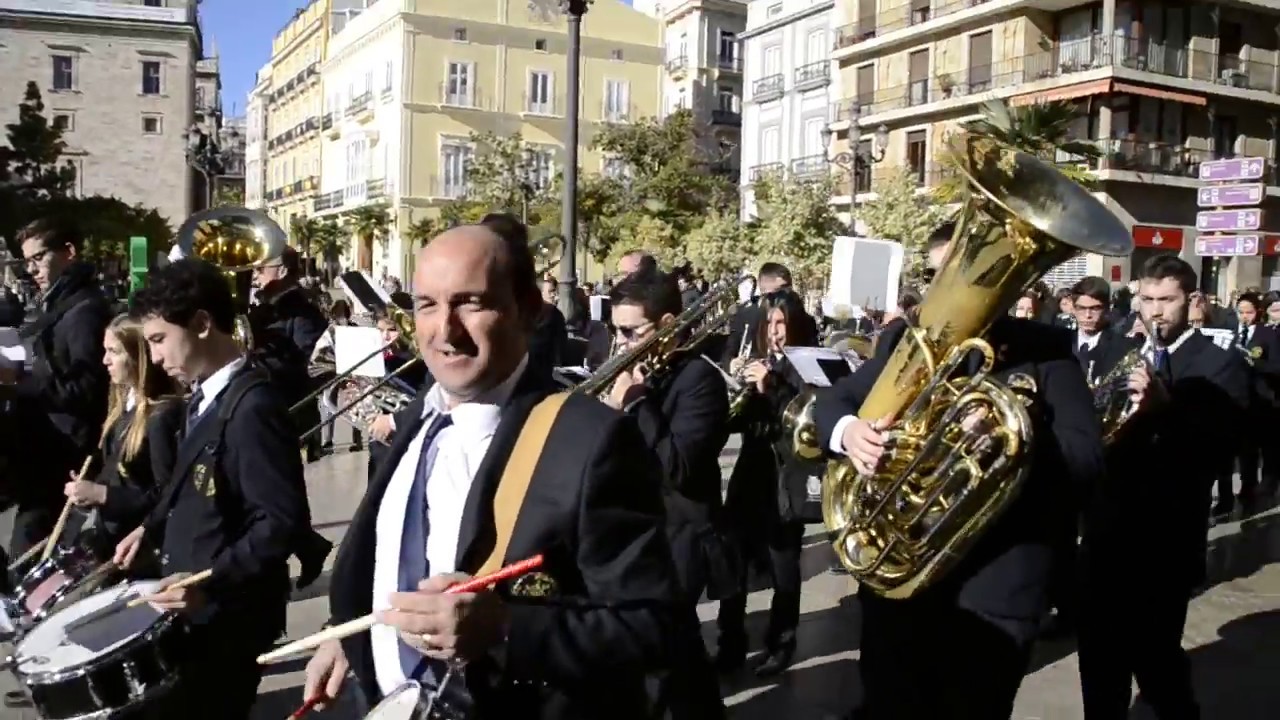 Entrada de la UNIÓ MUSICAL a la plaça la verge