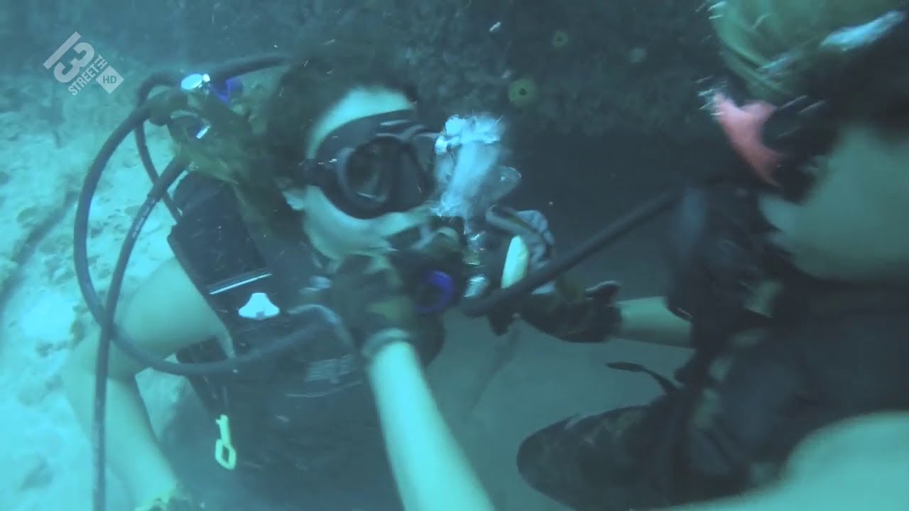Female diver in trouble....out of air and stuck!