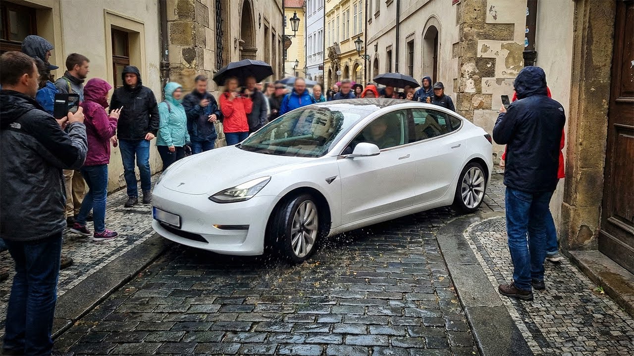 5-Year-Old Tesla FSD vs Europe's Tightest City