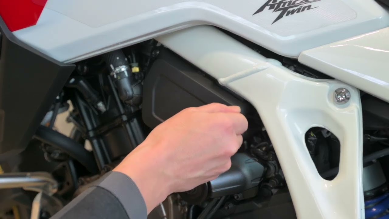 Africa Twin – ładownie  i demontaż akumulatora