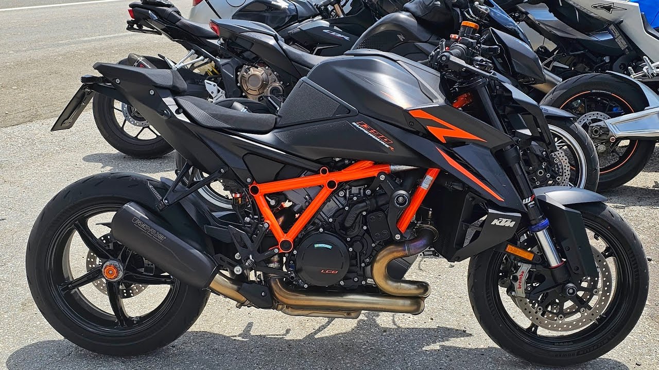 KTM 1390 Super Duke R 2025 and GSX-S 1000 2022,  driving around curves , Rudnik