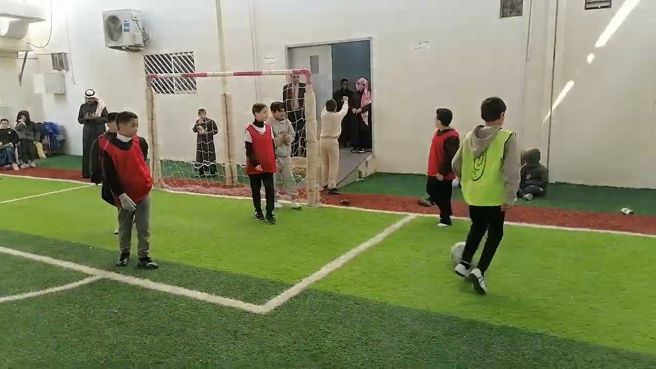 مع المتعة والإثارة وفنون كرة القدم في مدارس الإمام الشافعي الأهلية بالرياض