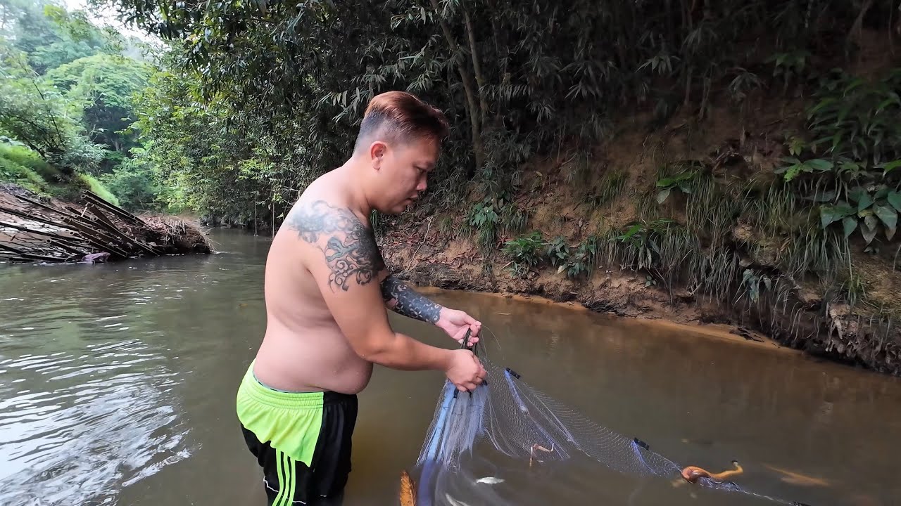 PASANG JARING TEPI RUMAH PANJANG // AWAL PAGI CEK JARING DAPAT ULAR EMPAROK //
