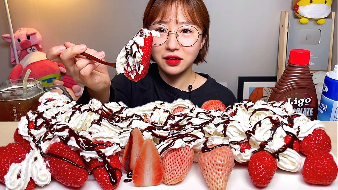 여러가지 산청 딸기 휘핑크림 초코시럽 과일 디저트 먹방 Dessert Mukbang