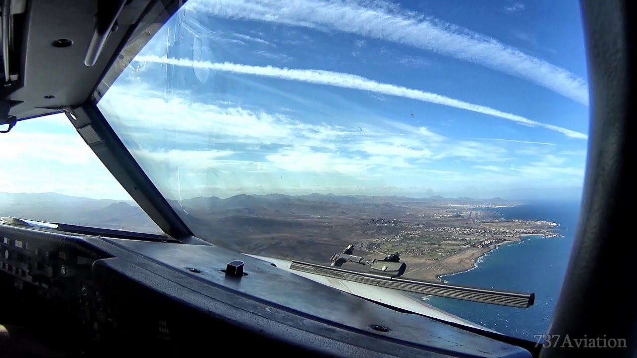 Boeing 737 cockpit landing in Fuerteventura FUE/GCFV