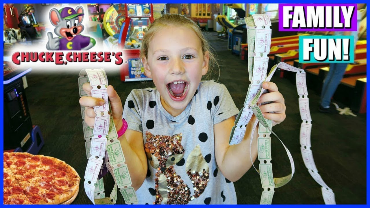 FAMILY FUN PLAYING AT CHUCK E CHEESE!