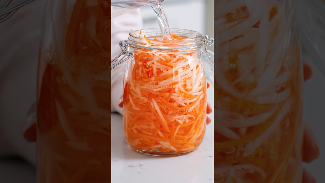 How to make Đồ Chua - Vietnamese pickles carrots and daikon