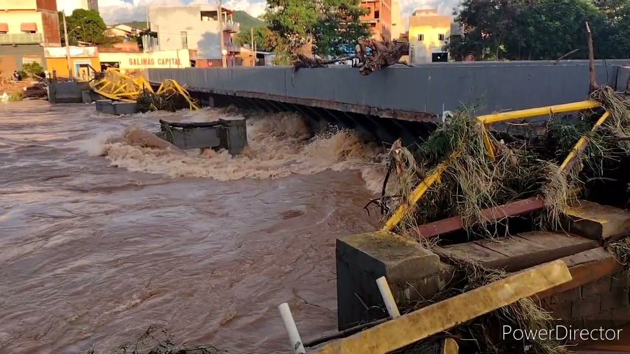 Rio salinas transborda e deixa a cidade completamente destruída Salinas/MG