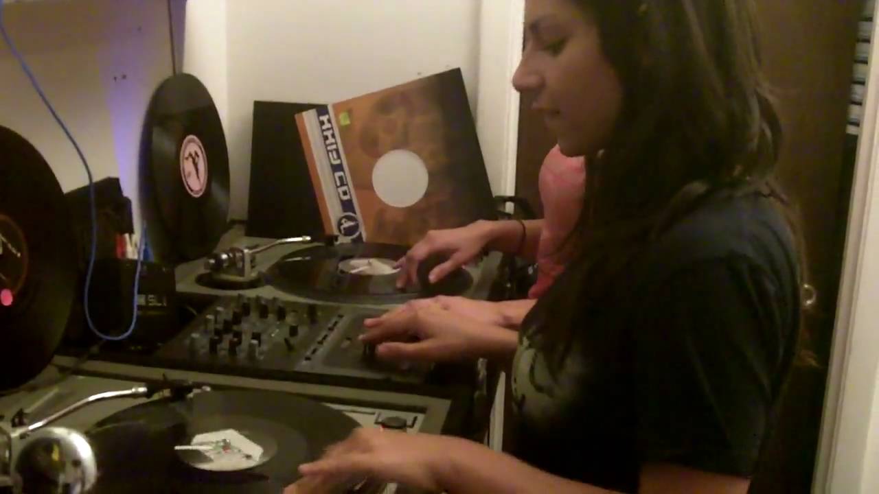 DJ Nina vs DJ Dina on DJ Rticulits Decks (Girl DJ's)