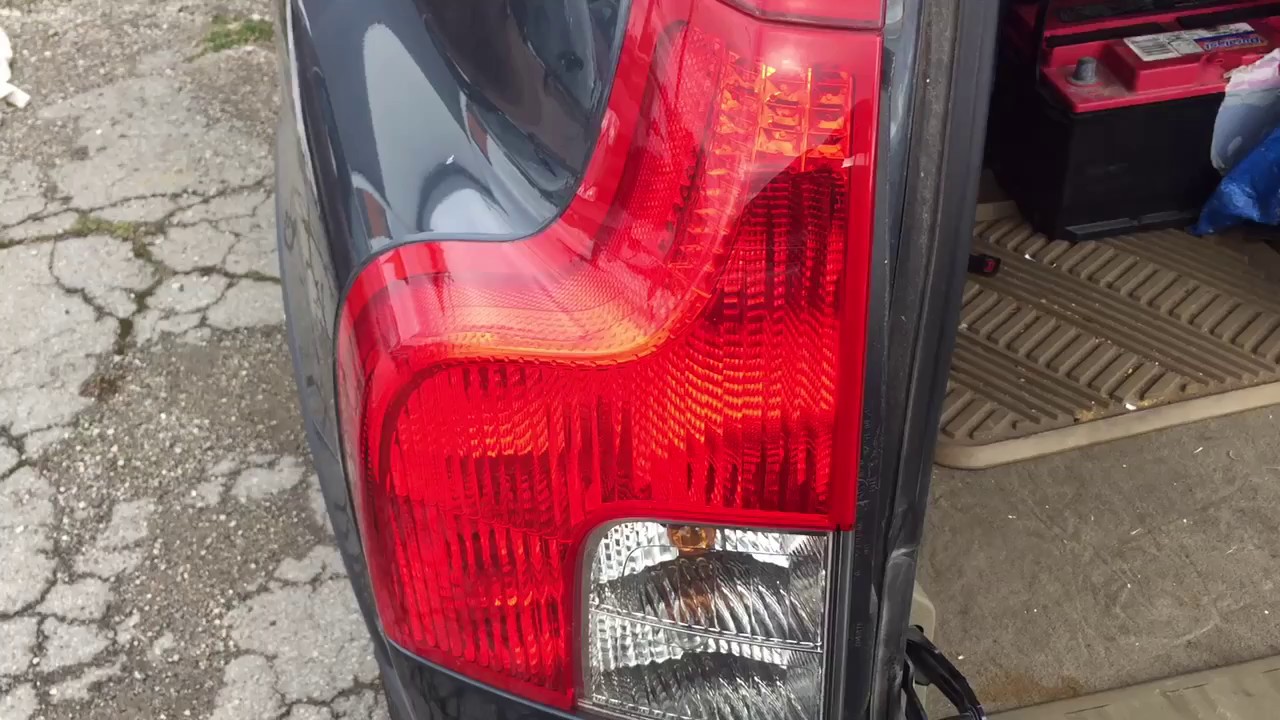 Снятие заднего фонаря на Volvo XC90 занимает около 3 минут (без редактирования)