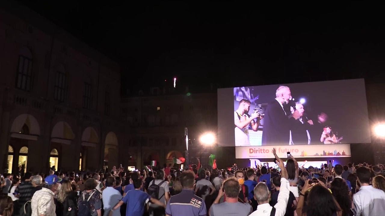 Bologna pazza di gioia: piazza Maggiore canta l'Inno di Mameli