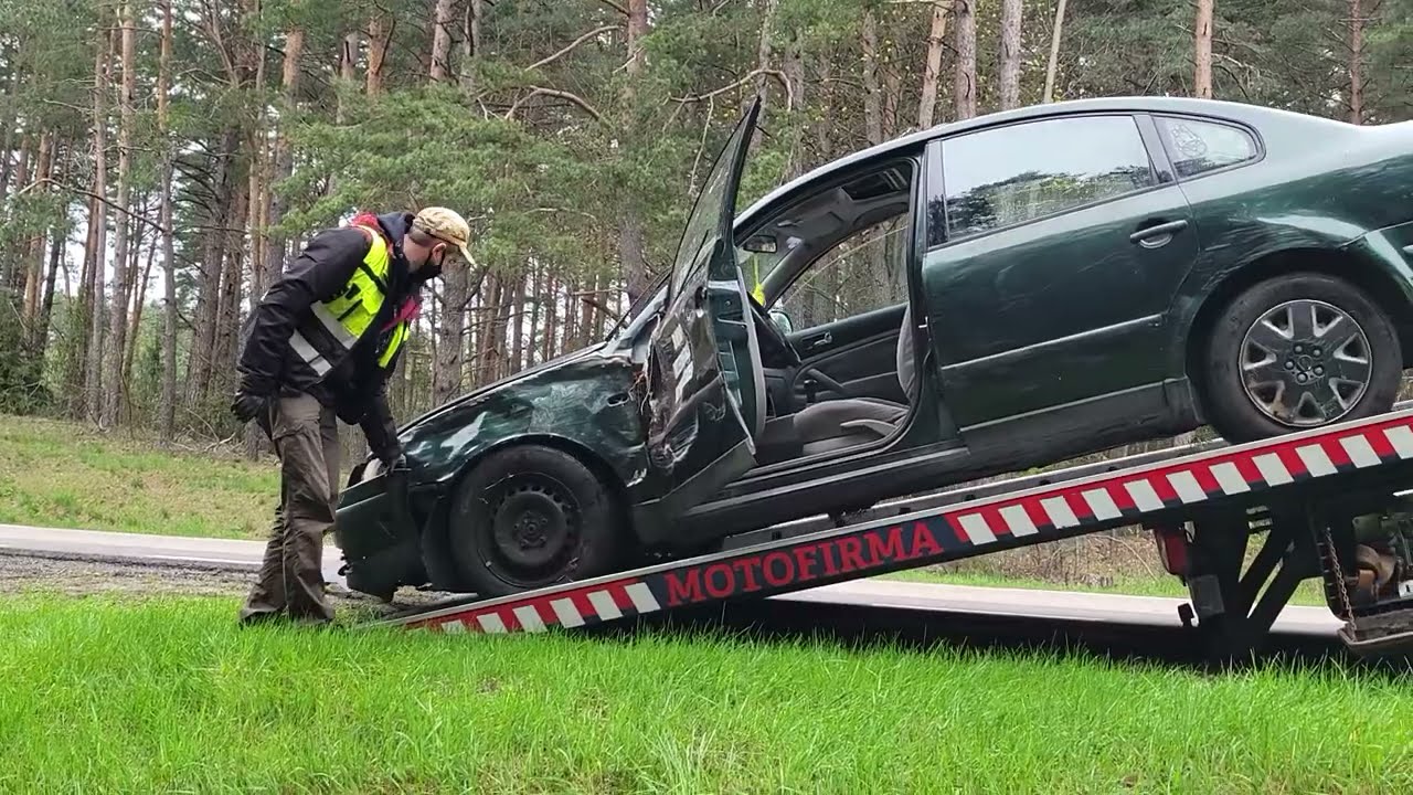 Passat wciągany na lawetę