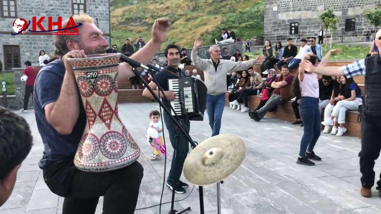 Halaylar, türküler, tek oyunlar