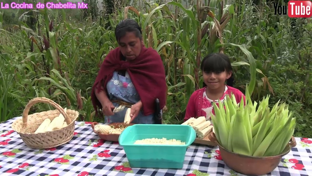 En el campo preparo ricos tamales de elote para mi familia.