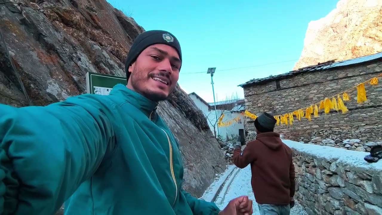 इतने बड़े गांव में कोई नहीं रहता है।