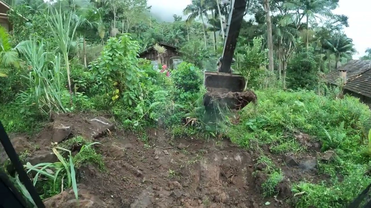 Escavadeira fazendo limpeza de pedras em sítio ✌️😅😅😅🚀🚀