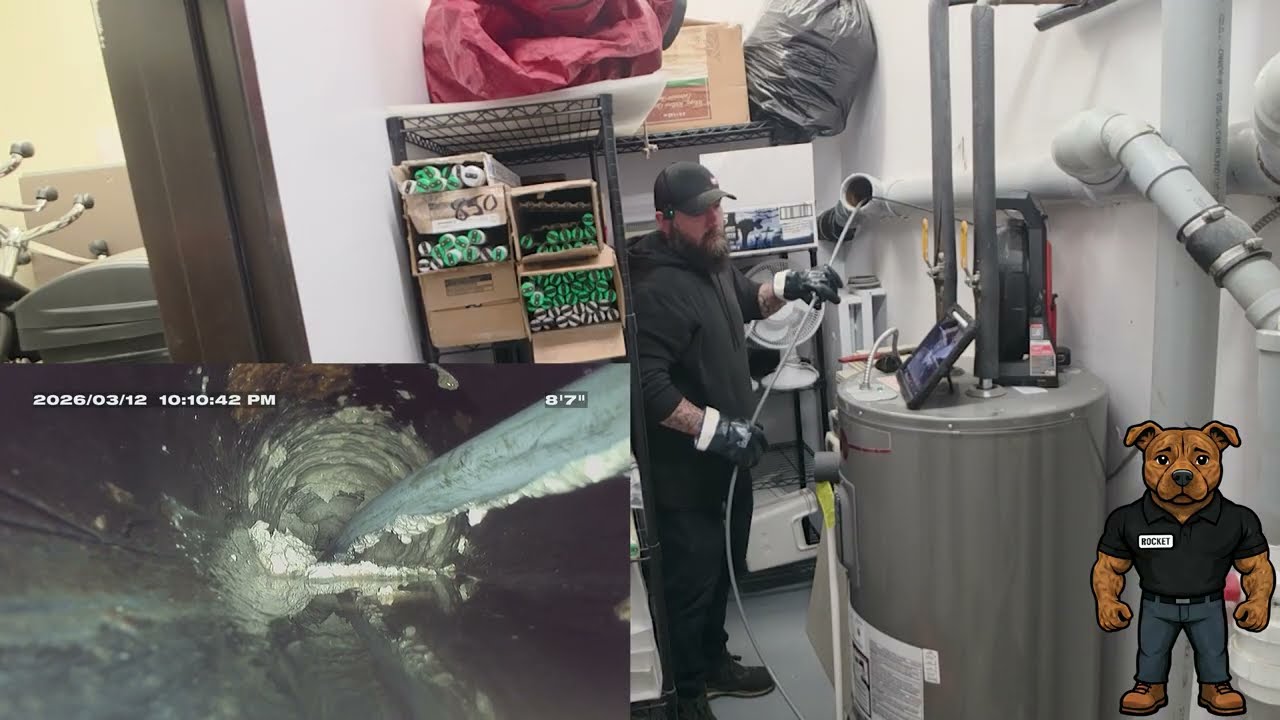 В канализационной трубе ресторана обнаружено огромное скопление жира.
